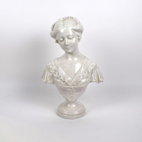 Buste en porcelaine émaillée de jeune femme, Capodimonte, XXe siècle, 39 cm