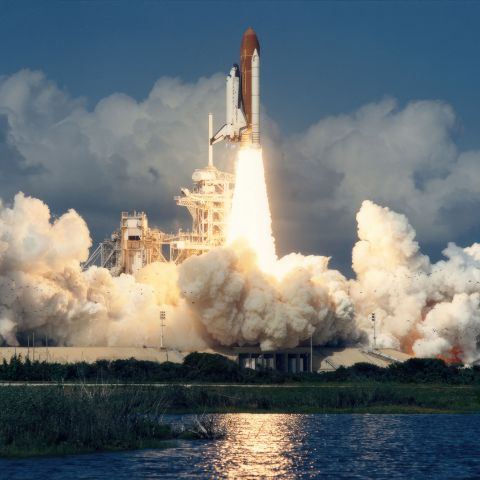 (NASA. COLUMBIA) La navette spatiale Columbia s'élève sur cette vue panoramique