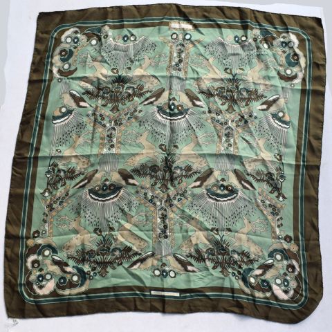 Foulard en soie Tally-Ho d'Hermès, dimensions 90 x 90 cm