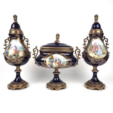 Coupe et urnes décoratives en porcelaine bleue Cobalt, style Sèvres, XXe siècle