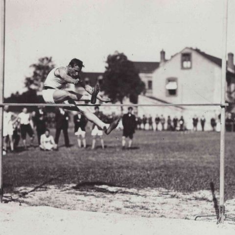 "Carte photo historique : Saut en hauteur de Cannidé au championnat luxembourgeois 1917"