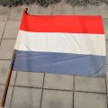 Drapeau luxembourgeois d'époque de la Libération avec hampe en bois revalorisé