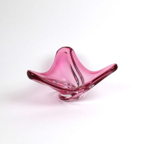 Coupe torsadée en cristal rose signée Val Saint Lambert, 21 cm de diamètre