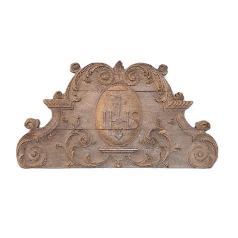 Fronton en bois décoré de motifs floraux avec médaillon gravé "IS"