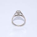 Bague solitaire en or blanc 18ct avec brillant et diamants taille taper