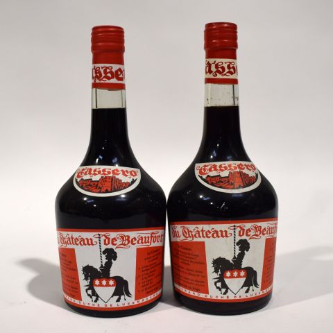 Lot rare : Réunion de 2 bouteilles Château de Beaufort Cassis, millésimes 80/90