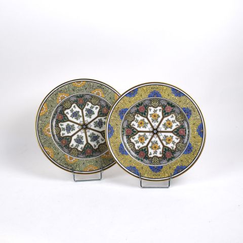Paire d'assiettes en porcelaine Limoges, décor G. Saquet, première moitié XXe siècle