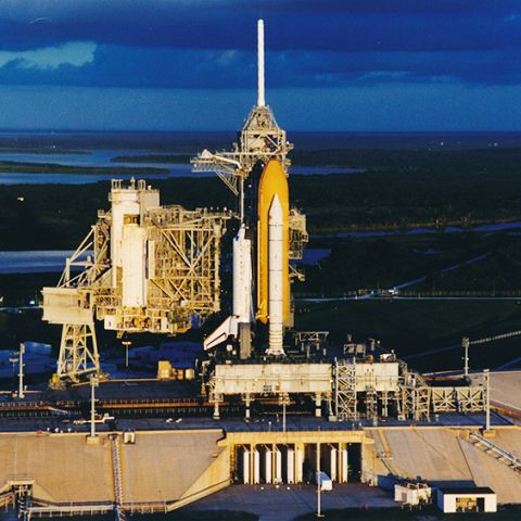 Rare panoramique intégrale du pas de tir de la navette spatiale Atlantis et son chariot de transport en Floride
