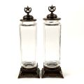 Paire de vases couverts carrés en cristal Baccarat sur socles bronze patiné