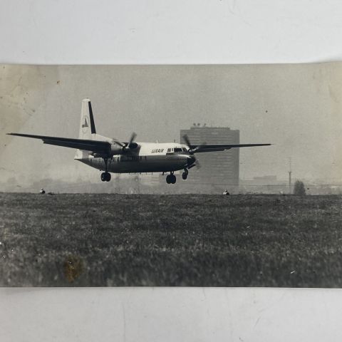 Photographie années 70 : Avion LUXAIR atterrissant avec Parlement en arrière-plan