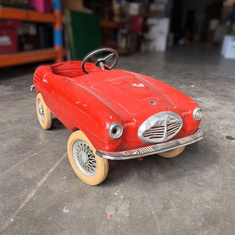 Voiture à pédale GIORDANI rouge des années 1950-1960,