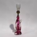Lampe torsade en cristal rose, signée, provenant de Val Saint Lambert (35.5 cm)