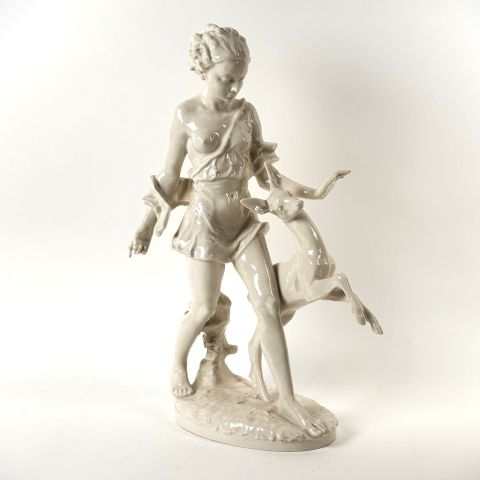 Groupe en porcelaine : Femme avec faon, motif glacure blanche, 51,5 cm