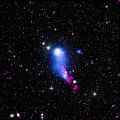 (NASA. GRAND FORMAT. ESPACE PROFOND) Deux amas de galaxies en collision