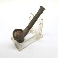 Pipe en bronze ancienne avec fêlure et marques d'oxydation, déjà fumée