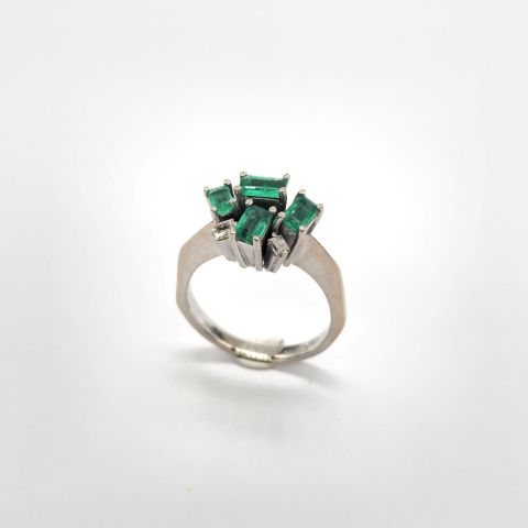 Bague en or 18ct sertie de tanzanites, taille 56, poids 5,86g