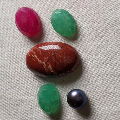 Lot de 5 pierres précieuses certifiées GLI, totalisant 36.75 Ct, variété de tailles et formes