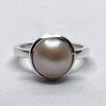 Silver ring with round pearl of 6,68 Ct in size