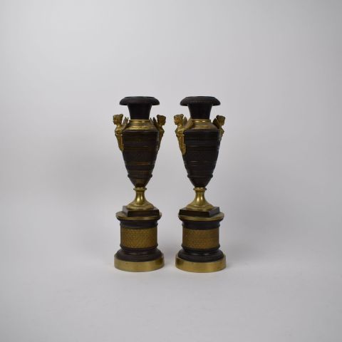 Paire de cassolettes en urne avec têtes de sphinge, première moitié XXe siècle