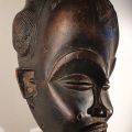 Masque Tchokwé de cérémonie Mukanda utilisé pour l'idéal de beauté Mwana PWO