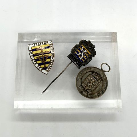 Lot de trois insignes historiques de Diekirch, années 30-40, métal émaillé