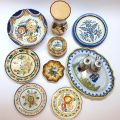 Ensemble de 9 pièces en faïence Quimper, décor riche et varié