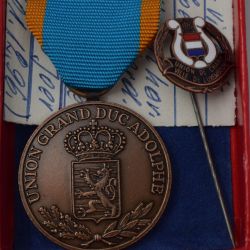 Réunion de médailles "musicales" : UGDA en bronze et Épinglette de l'Union de Chant Ville