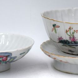 Meeting of two porcelain cups of China enamelled