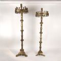 Ensemble de deux chandeliers orthodoxes en métal doré, hauteurs de 110 et 120 cm