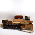 Circuit ferroviaire échelle O complet avec locomotive, wagons et accessoires divers