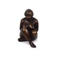 Skulptur aus patinierter Bronze von Marie Jeanne Tas: Hockende junge Frau, 28 cm