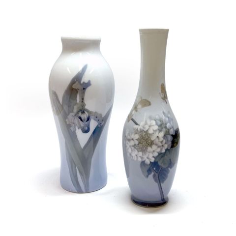 Ensemble de vases en porcelaine décor végétal, Copenhague, XXème siècle, hauteur 34-35 cm