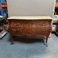 Commode Louis XV en bois marqueté avec dessus en marbre et ornements dorés