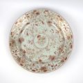 Plat en porcelaine d'Arita, époque Edo, décor floral et doré, vers 1700