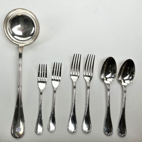 Ménagère Christofle modèle Rubans : 12 cuillères, 12 couteaux, 16 fourchettes
