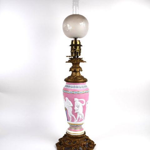 Lampe à huile en porcelaine montée, décor à l'antique, XIXe siècle