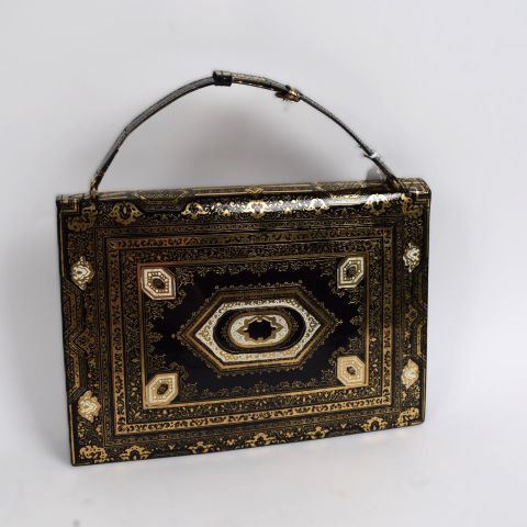 Sac de soirée en cuir noir verni avec poudrier plaqué or, années 60