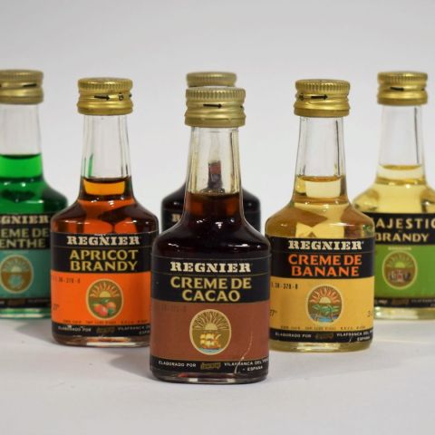 Réunion de 5 mignonettes anciennes REGNIER : Crème de Cacao, Apricot Brandy, Crème de menthe, Crème de banane, Crème de