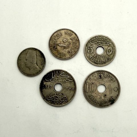 Réunion de 5 pièces de monnaie égyptiennes en cupronickel, 1917-1938