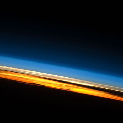 Lévé de Soleil terrestre : observation artistique rare depuis la station spatiale en 2010