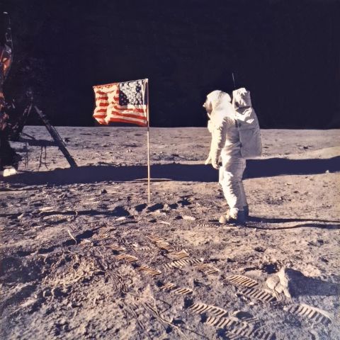 Photo historique d'Apollo 11 : premiers pas de l'homme sur la Lune