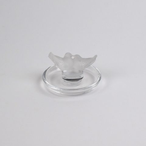Baguier en verre Lalique avec hirondelles, signé, diamètre 9,5 cm. Joaillerie rare