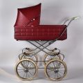 Roter Vinyl-Puppenwagen, leicht abgenutzt, Maße 94 x 80 x 43 cm