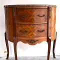Commode demi-lune marquetée, plateau en marbre rose, bon état général
