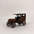 Rot-schwarzer Wagen mit Fahrer, funktionstüchtiger Mechanismus, Abmessungen 9 x 15 cm.