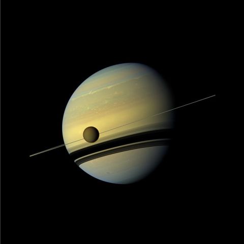 Vue exceptionnelle de Saturne et Titan par la sonde Cassini, 2012