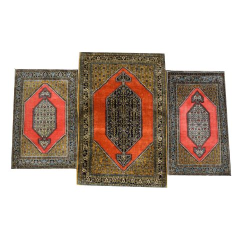 Ensemble de 3 tapis Ghoum en laine, motifs losanges rouge et vert