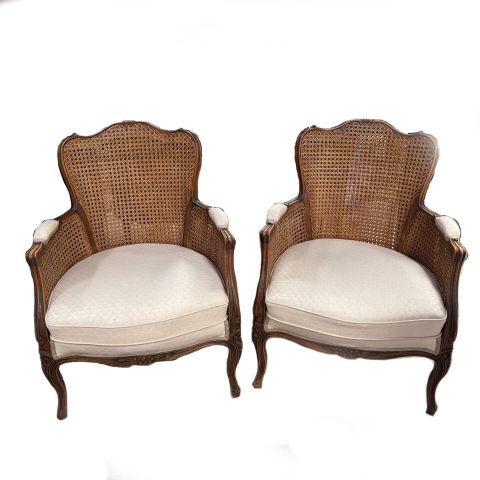 Paire de fauteuils Louis XV en bois sculpté, rembourrés et cannés, XXe siècle