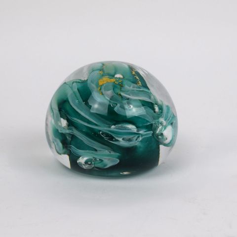 Presse-papier en verre soufflé vert, décor abstrait, signé Jean-Luc Gambier, 1990