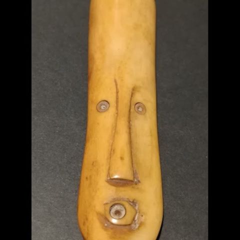 Masque Passeport en os sculpté, Afrique occidentale, dimensions 6/9 cm